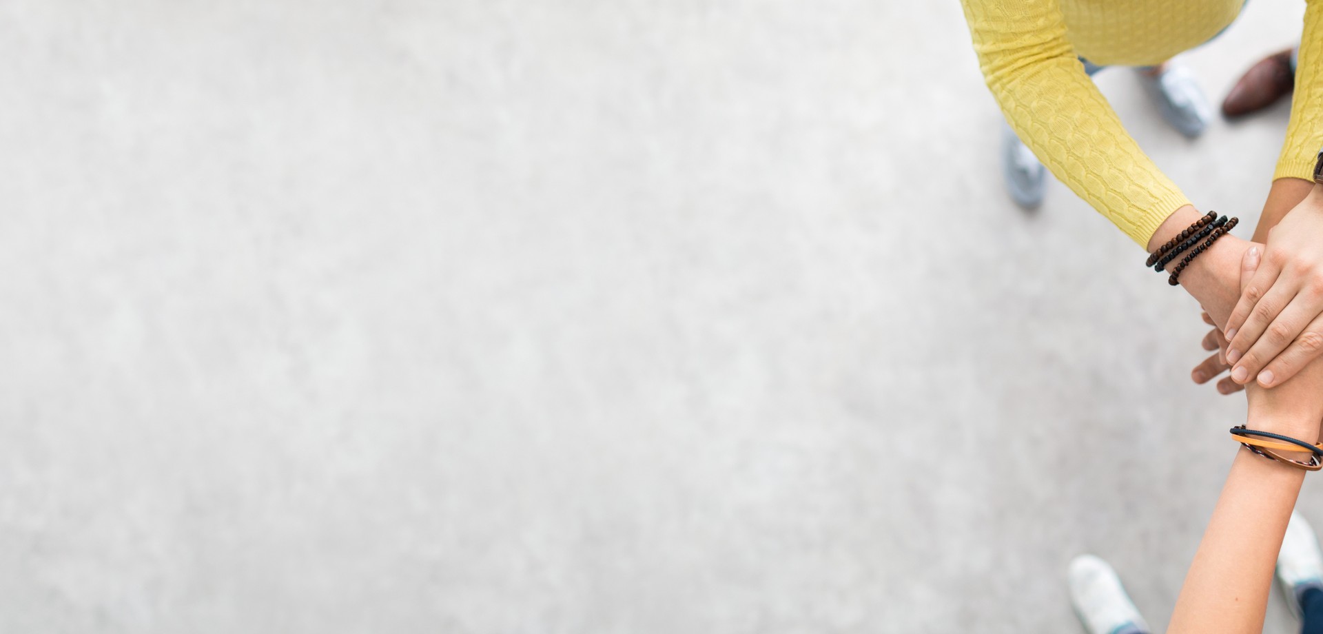 Hände die einen Kreis bilden