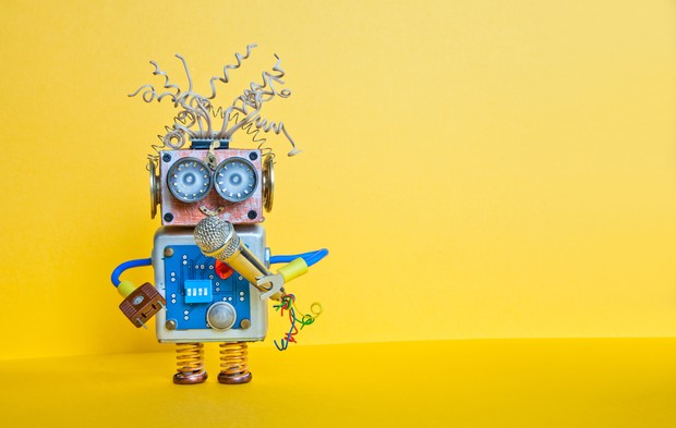 Roboter mit Mikrofon Roboter mit Mikrofon