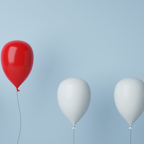 2 weißt Ballons, ein roter Ballon