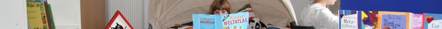 Bild von zwei Kindern in einem Spielzimmer